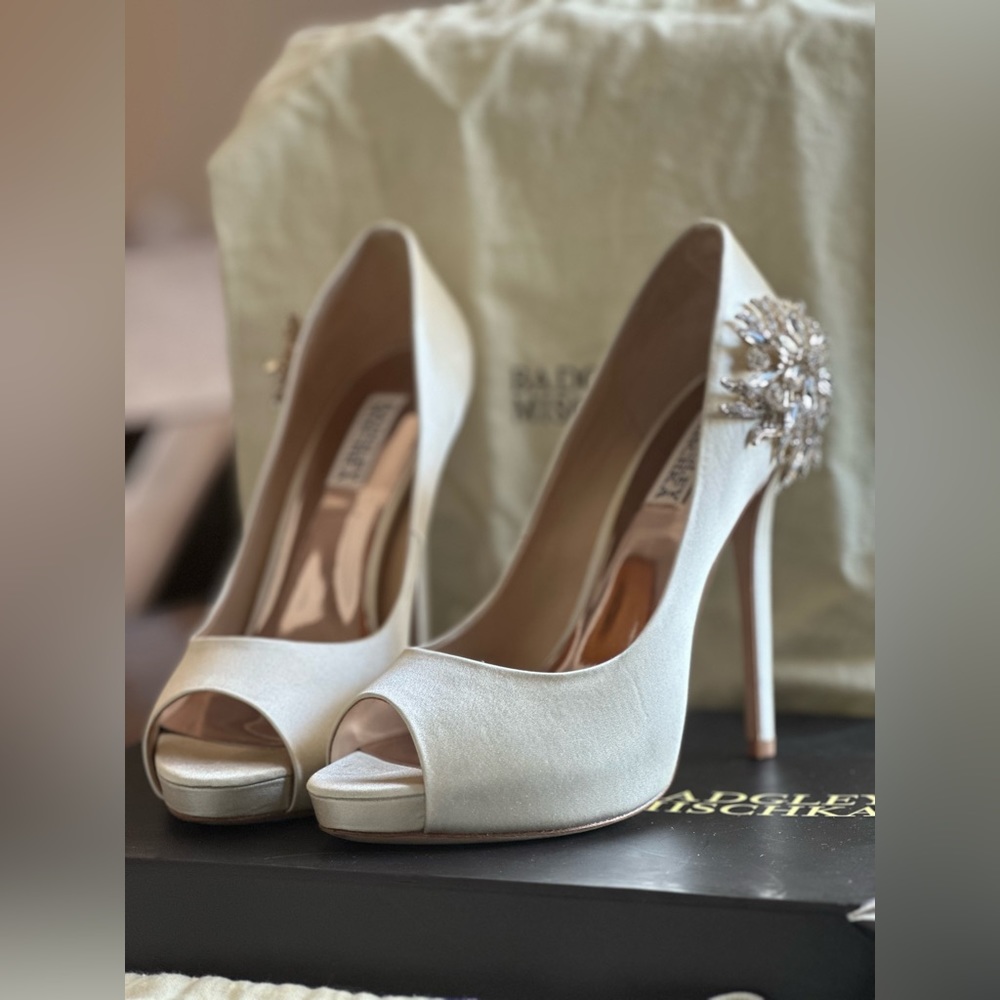 Badgley Mischka Ivory Shoes w/ Crystals size 8.5 style Marcia - Picture 2 of 13